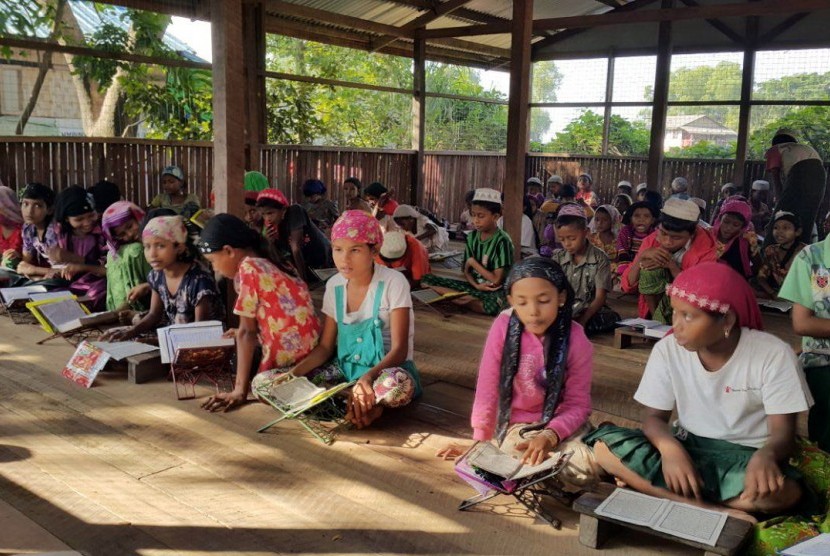 Sekolah  Darurat  hasil kerjasama  antara Human Concern International (HCI) dan Rumah  Zakat di Bokhar Para Village, Kota Sittwe, Rakhine State