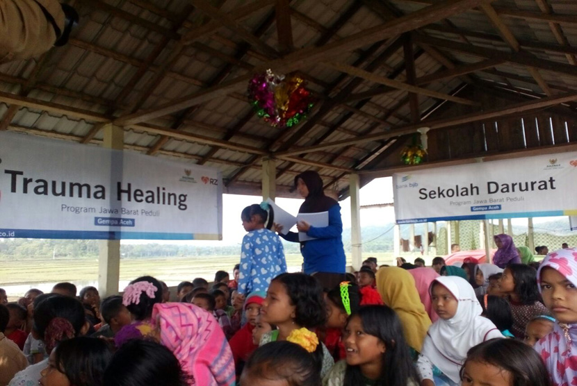 Sekolah darurat Rumah Zakat di Kabupaten Pidie Jaya. Anak-anak disana diberi trauma healing seperti dongeng dan games.