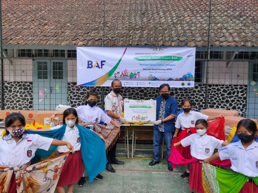 Sekolah Dasar Kristen BPPK, Pak Yakin menerima bantuan dari BAF yang diwakili oleh Area Marketing Manager Bandung, Pak Raden Wanwan, Selasa (20/12/2022).