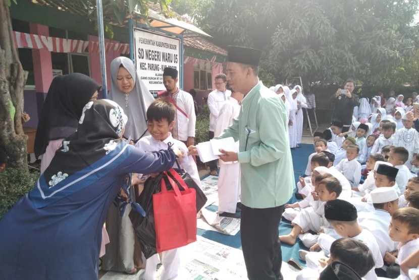 Sekolah Dasar Negeri (SDN) Waru 05 Kecamatan Parung, Bogor, Jawa Barat, giat melaksanakan kegiatan sosial di lingkungan sekolah. Salah satu kegiatannya dengan menyantuni anak yatim pada Jumat, (13/9).