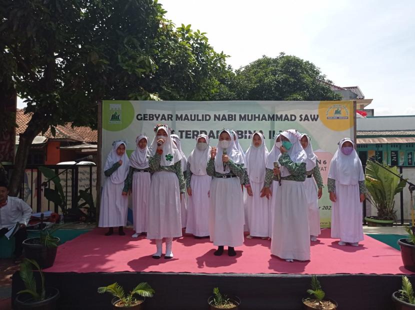 Sekolah Dasar Swasta (SD S) Terpadu Bina Ilmu menggelar Gebyar Maulid Nabi Muhammad SAW, Selasa, (19/10).
