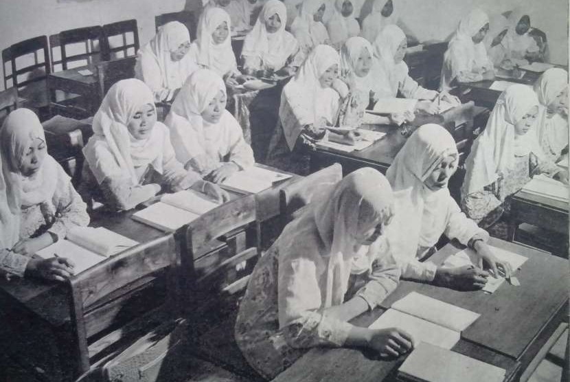 Sekolah Guru Putri. Foto diperkirakan dari tahun 1950-an. Sumber Foto: Muh. Natsir dan Nasroen A.S, Hidup Bahagia. Penerbitan Vorkink-Van Hoeve: Bandung.