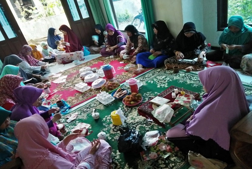 Sekolah Ibu Salimah Terpadu (SISTER) Desa Karangsambung mengajarkan keterampilan membuat decoupage kepada anggotanya pada Sabtu (15/02/2019).