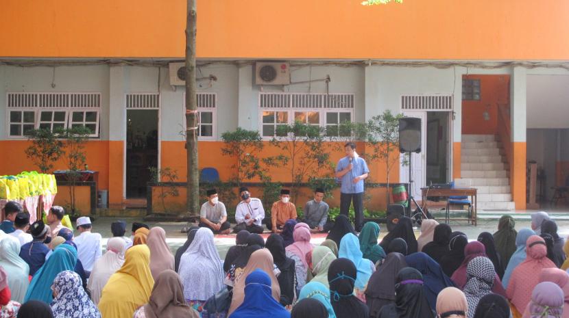 Sekolah Islam Al-Iman, Bojonggede, Bogor, memberikan santunan kepada anak yatim dan duafa yang tinggal di sekitar sekolah, pada Sabtu (23/4).