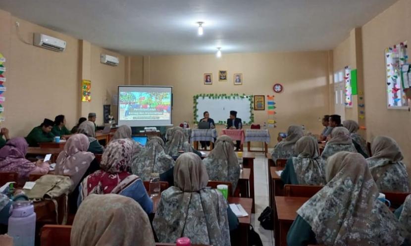 Sekolah Islam Al-Iman Bojonggede, Bogor, menggelar  pelatihan Implementasi Penanaman Adab yang diikuti guru dan pengurus yayasan  Perguruan Islam Al-Iman, Kamis (5/1/2023).