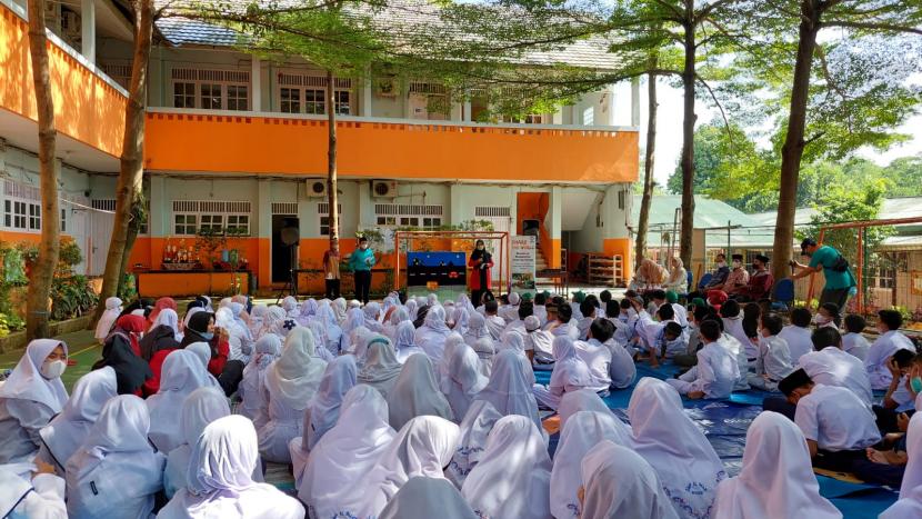 Sekolah Islam Al-Iman, Citayam, Bojonggede, Bogor  melakukan penggalangan dana untuk korban Semeru, Senin (3/1).