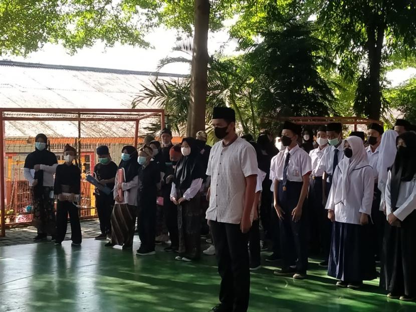 Sekolah Islam Al-Iman memperingati Hari Guru Nasional tahun 2021 dengan aacara penampilan dan kreativitas siswa bertajuk Lentera (Talent and Literacy), Kamis (25/11).