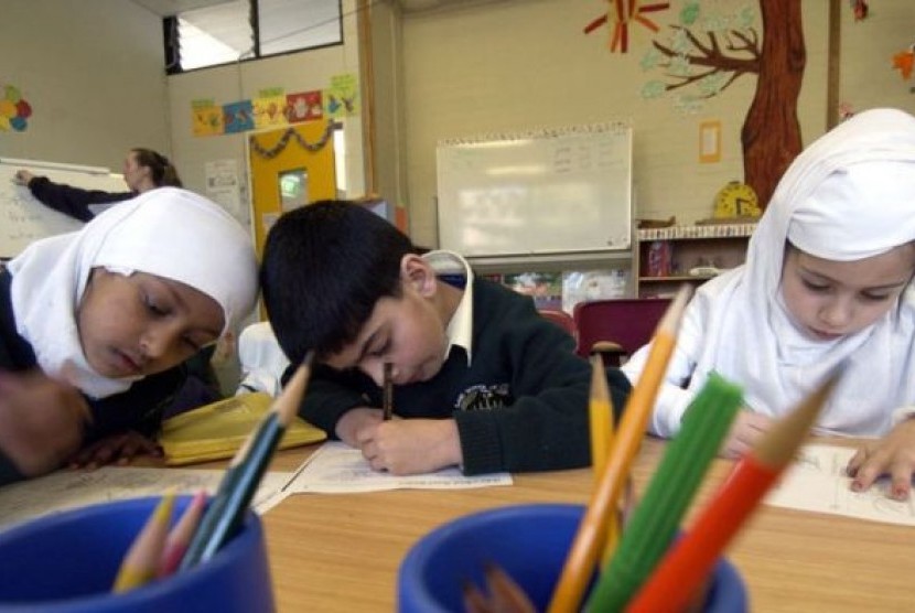 Sekolah Islam Canberra pernah diberhentikan bantuan dana pendidikan dari Pemerintah Commonwealth, namun kemudian bantuan tersebut dipulihkan kembali.