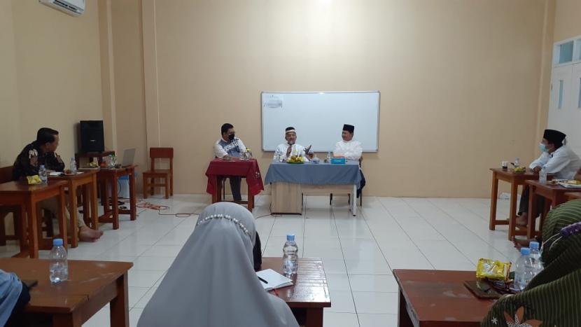 Sekolah Islam Terpadu (SIT) Al Iman, Bojonggede, Bogor menggelar bedah buku Manajemen Syariah dari Kisah 25 Nabi dan Rasul karya Ustadz Hendri Tanjung,  Sabtu (29/5).