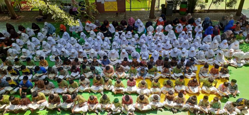 Sekolah Islam Terpadu (SIT) Al Iman Bojonggede, Bogor, menjadikan tahfizh Alquran sebagai program unggulan.