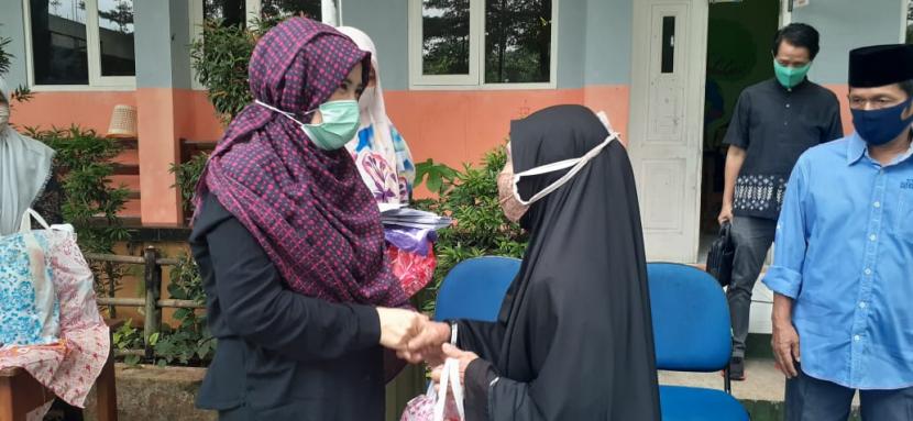 Sekolah Islam Terpadu (SIT) Al Iman Bojonggede, Bogor   mengadakan  santunan yatim dan dhuafa, Senin (18/5).