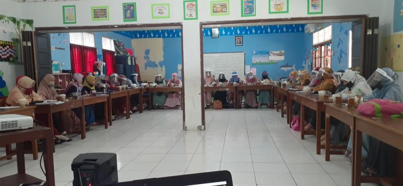 Sekolah Islam Terpadu (SIT) Al-Iman Citayam Bogor menggelar raker guru, 1-3  Juli 2020.