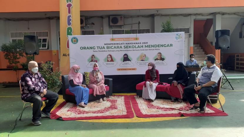 Sekolah Islam Terpadu (SIT) Al Iman menggelar acara Bincang Ramadhan bertema orang tua bicara, sekolah mendengar, Ahad (2/5). 