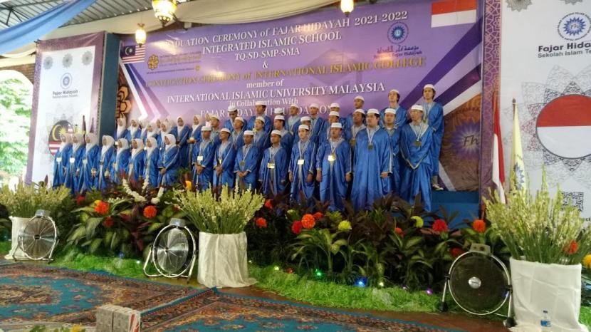 Sekolah Islam Terpadu (SIT)  Fajar Hidayah yang terletak di Kawasan Perumahan Kota Wisata-Cibubur, Kecamatan Gunungputri,  Bogor menggelar acara wisuda tingkat TK, SD, SMP, SMA dan D3 pada Sabtu  (18/6).