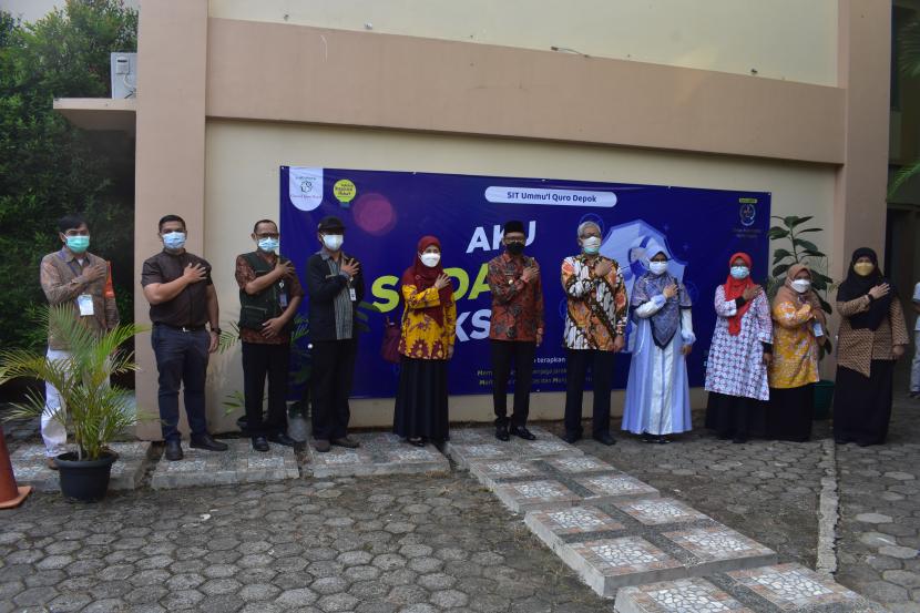Sekolah Islam Terpadu (SIT)  Ummul Quro Depok bekerja melakukan pos pelaksanaan vaksinasi Covid-19 di sekolah, Jumat dan Sabtu, 3 dan 4 September 2021.