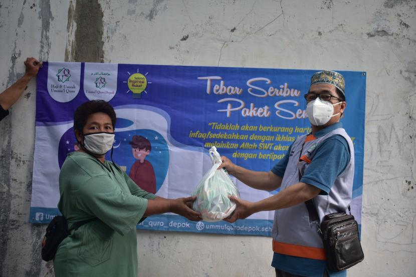 Sekolah Islam Terpadu (SIT) Ummul Quro Depok menyalurkan  1.000 paket sembako kepada warga di Kelurahan Beji dan Kukusan (seputar lingkungan SIT Ummul Quro Depok).