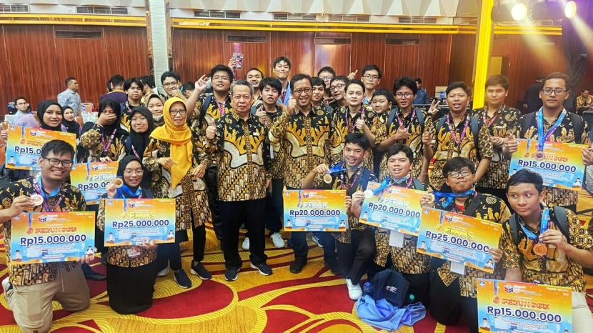 Sekolah Kesatuan Bangsa kembali menorehkan prestasi dalam ajang Olimpiade Sains Nasional (OSN) 2024. Dalam kompetisi bergengsi ini, sekolah yang terletak di Kabupaten Bantul, Daerah Istimewa Yogyakarta (DIY) berhasil membawa pulang satu medali emas, satu medali perak, dan dua me