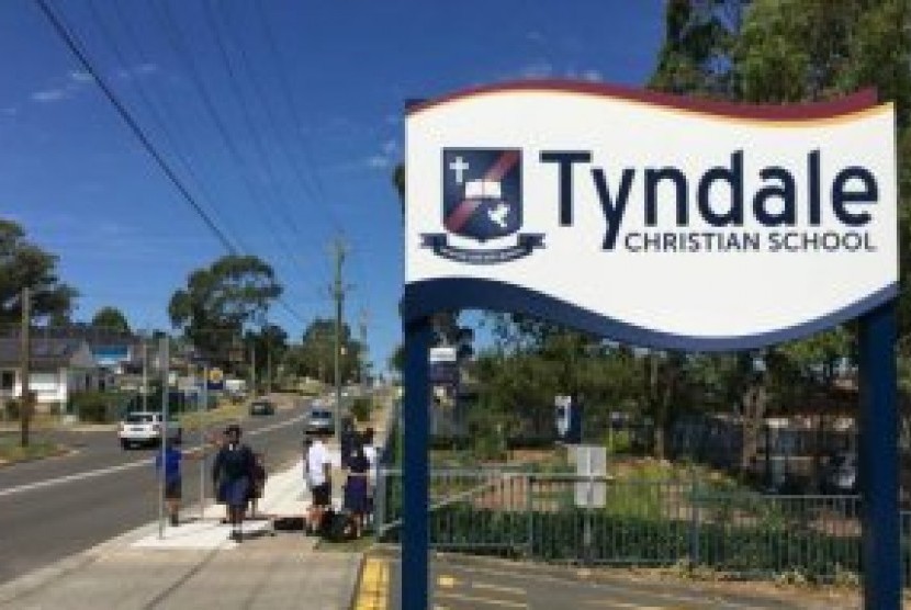 Sekolah Kristen Tyndale menskorsing guru pelaku penyerangan, kata kepala sekolah.