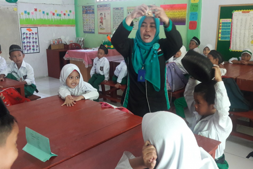 Sekolah Literasi Indonesia. Guru Siti lebih percaya diri setelah sekolahnya mendapat program pengembangan diri dari Sekolah Literasi Indonesia.