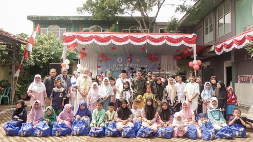 Sekolah Luar Biasa (LSB)  Cahaya Quran,  Yayasan Tabungan Surga mengadakan kegiatan santunan dan perlombaan dalam rangka memperingati HUT ke-77 RI di Bogor, Rabu (17/8/2022).