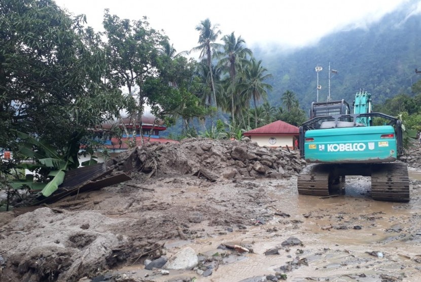 Sekolah MDA, Masjid dan rumah warga yang tertimbun longsor banjir bandang di Jorong Galapuang, Kecamatan Tanjung Raya, Kabupaten Agam, Sumatera Barat, Kamis (21/11).