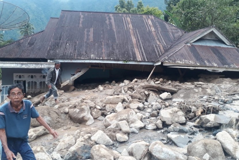 Sekolah MDA, Masjid dan rumah warga yang tertimbun longsor banjir bandang di Jorong Galapuang, Kecamatan Tanjung Raya, Kabupaten Agam, Sumatera Barat, Kamis (21/11).