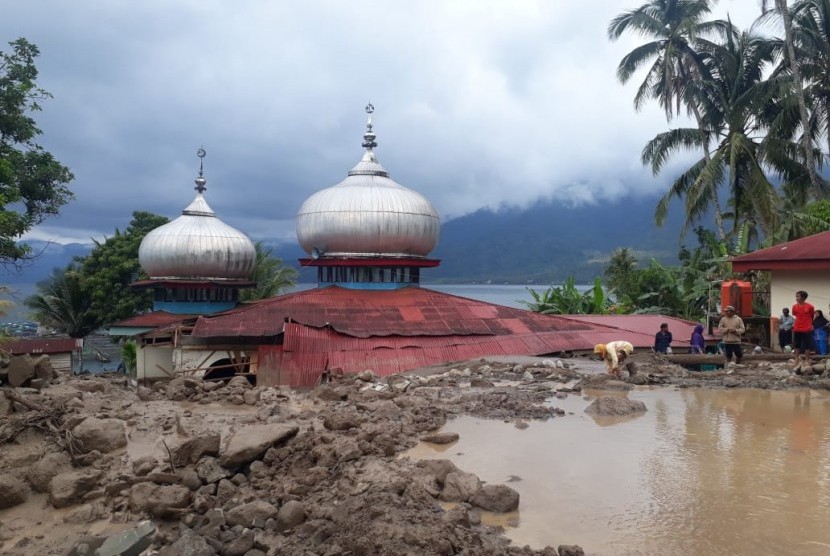Masjid tertimbun longsor banjir bandang di Jorong Galapuang, Kecamatan Tanjung Raya, Kabupaten Agam, Sumatera Barat (ilustrasi) 