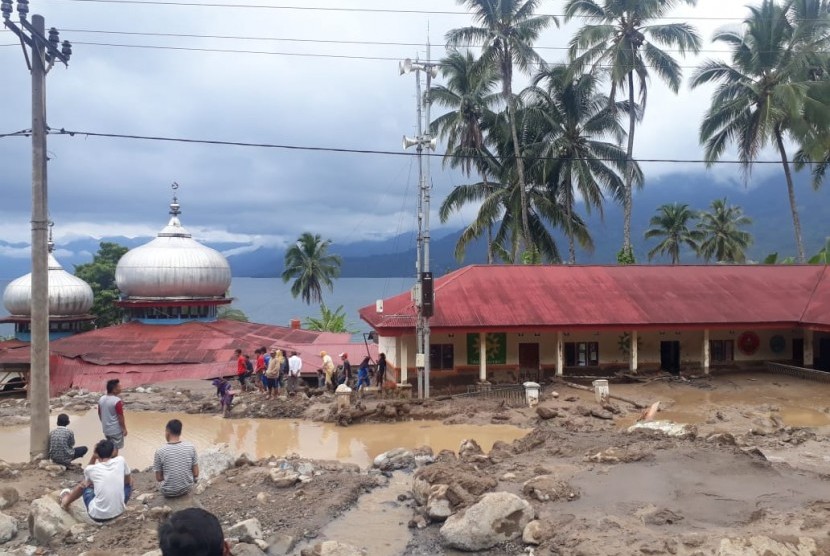Sekolah MDA, Masjid dan rumah warga yang tertimbun longsor banjir bandang di Jorong Galapuang, Kecamatan Tanjung Raya, Kabupaten Agam, Sumatera Barat, Kamis (21/11).