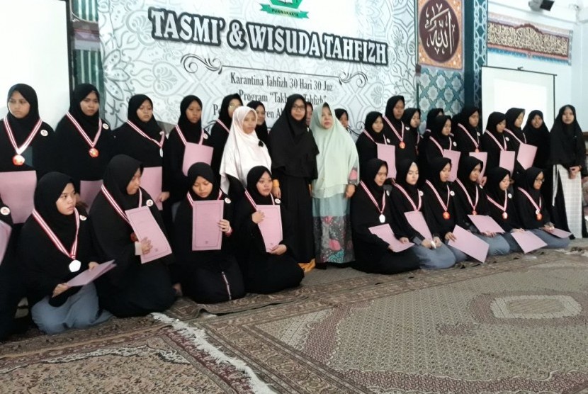  Sekolah Menengah Islam (SMI) 46 Al Muhajirin Kabupaten Purwakarta meluluskan 30 santriwati yang mengikuti Program Tahfidz Alquran di Masjid Al Mukhtar, Kampus 1 Al Muhajirin, akhir pekan lalu. 