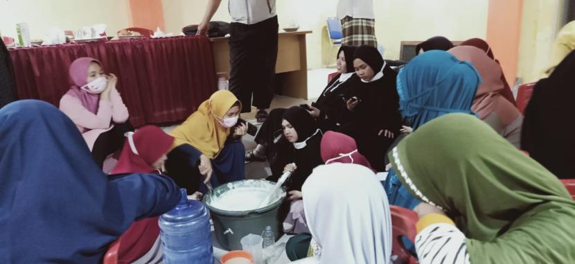 Sekolah Muslimah binaan Rumah Zakat mengadakan praktek membuat sabun cuci piring, Senin malam (14/9) di Balai Pertemuan Kantor Desa Timbuseng.