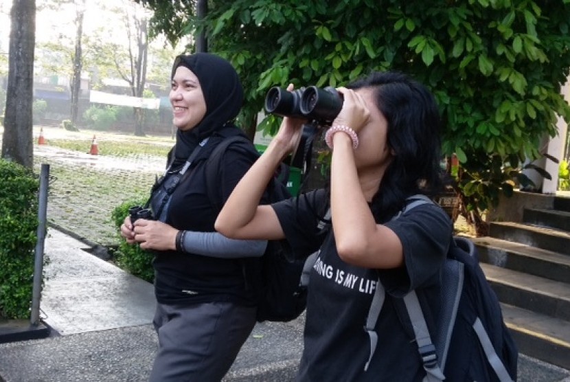 Sekolah Pascasarjana Prodi Magister Biologi Universitas Nasional Universitas Nasional (Unas) Jakarta melakukan pengamatan burung di sekitaran kampus pada Ahad (5/3). 