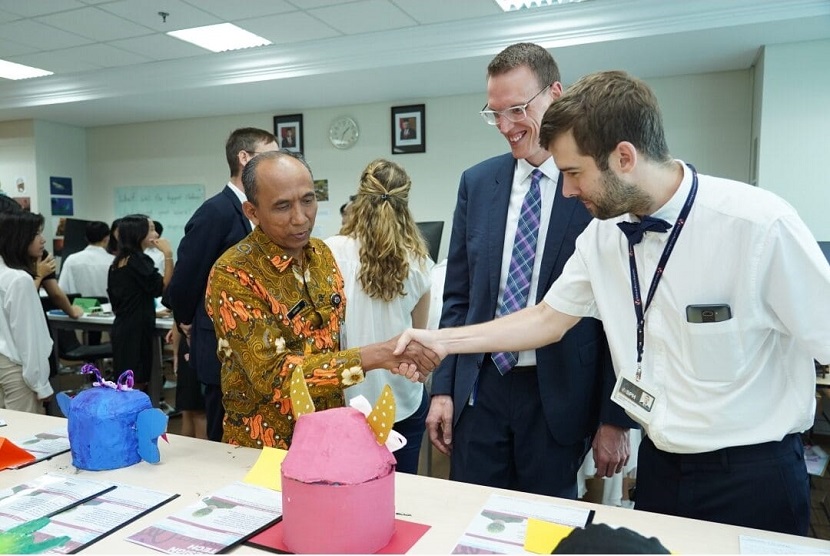 Sekolah Pelita Harapan (SPH) Kemang Village menyadari tantangan-tantangan yang secara spesifik dihadapi oleh siswa Middle School (usia 11-14) dalam periode ini, di mana langkah-langkah nyata harus diimplementasikan untuk membantu siswa melalui tantangan – tantangan yang ada. 