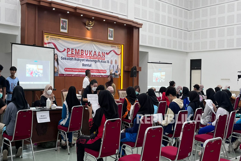 Sekolah Rakyat (SR) Menengah Atas 19 yang berlokasi di Sonosewu, Kecamatan Kasihan, Kabupaten Bantul, resmi dibuka dan memulai kegiatan perdananya, Senin (14/7/2025). 