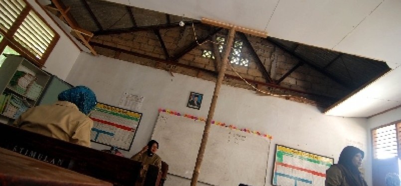 Sekolah rusak (ilustrasi).