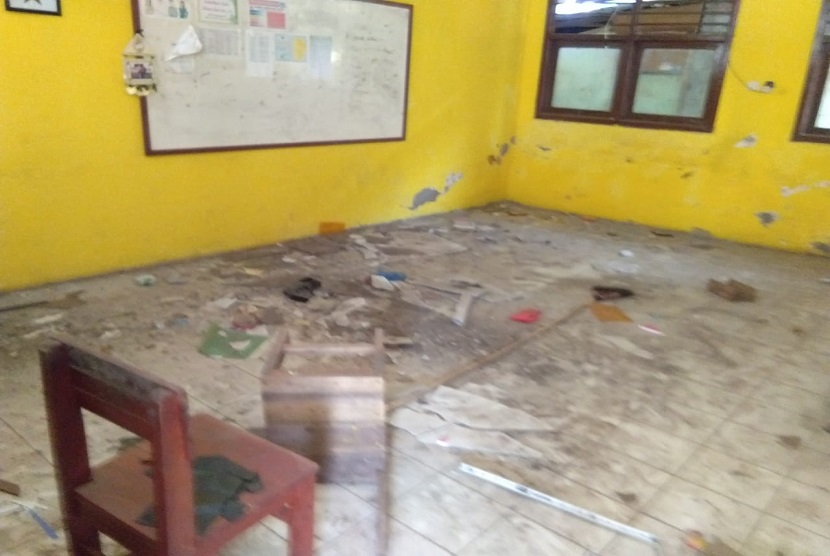Sekolah SD Mangun Jaya 04 di Jalan Kramat Kedondong, Tambun Selatan, Kabupaten Bekasi kondisinya hampir rubuh.