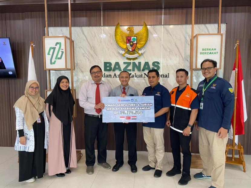 Sekolah SMA Kharisma Bangsa menyerahkan donasi untuk gempa Turki-Suriah di kantor Baznas, Jakarta, Rabu (15/2/2023).