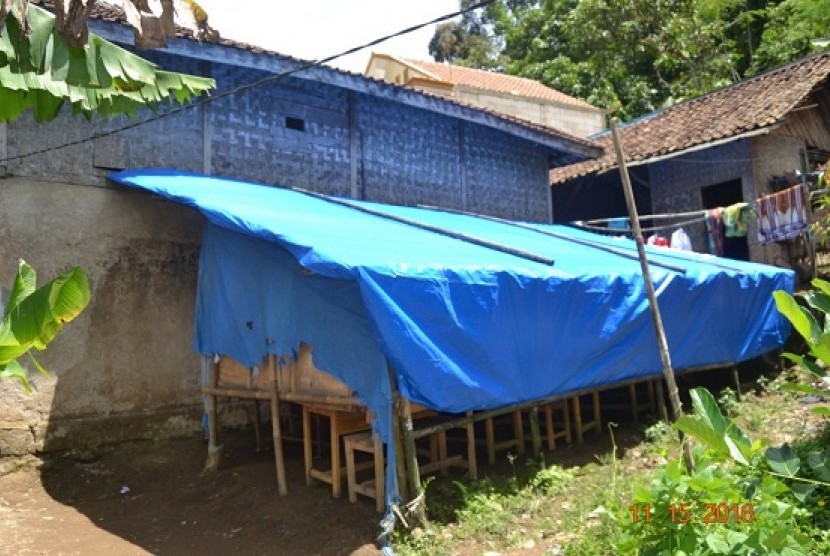 Sekolah tenda bambu di kampung Cisarua, Kabupaten Bogor