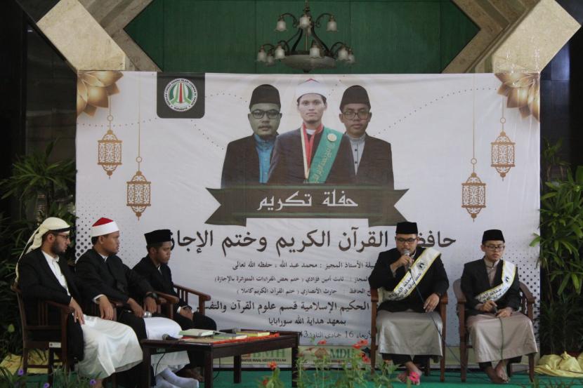 Sekolah Tinggi Agama Islam Luqman al-Hakim (STAIL), Surabaya, menyelenggarakan acara Haflatu al-Takrim:  penyerahan Sanad Tahfidz Alquran 30 juz, Rabu (19/1). 
