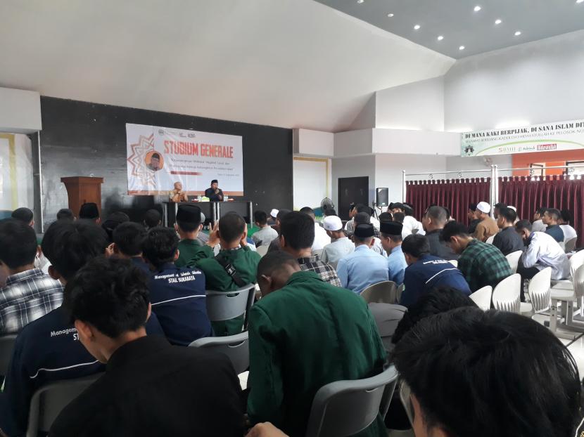 Sekolah Tinggi Agama Islam Luqman al-Hakim (STAIL) Surabaya  mengadakan  Studium Generale dengan mengangkat tema Kepemimpinan  Milenial: Mujahid, Loyal dan Profesional menuju Kebangkitan Peradaban Islam, di kampus STAIL, Surabaya, Sabtu (17/9/2022). 