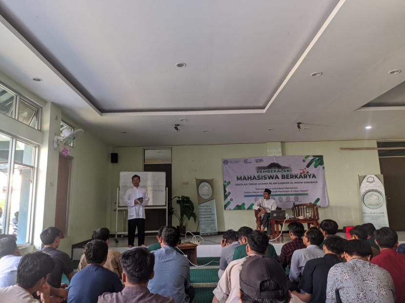 Sekolah Tinggi Agama Islam Luqman Al-Hakim Surabaya (STAIL) menggelar pelatihan jurnalistik bagi mahasiswa semester V dan VII, di kampus Darul Arqam, Surabaya, Jumat (2/9/22).