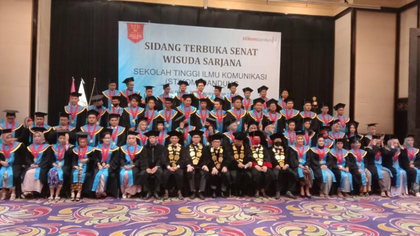 Sekolah Tinggi Ilmu Komunikasi (Stikom) Bandung meluluskan 62 sarjana ilmu komunikasi dalam wisuda gelombang IX di Hotel Papandayan, Kota Bandung, Rabu (16/3). 