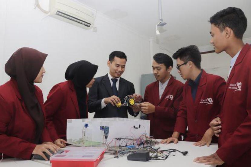 Sekolah Tinggi Manajemin Ilmu Komputer (STMIK) Antar Bangsa yang menggelar beragam acara untuk menemani aktivitas #dirumahaja. 