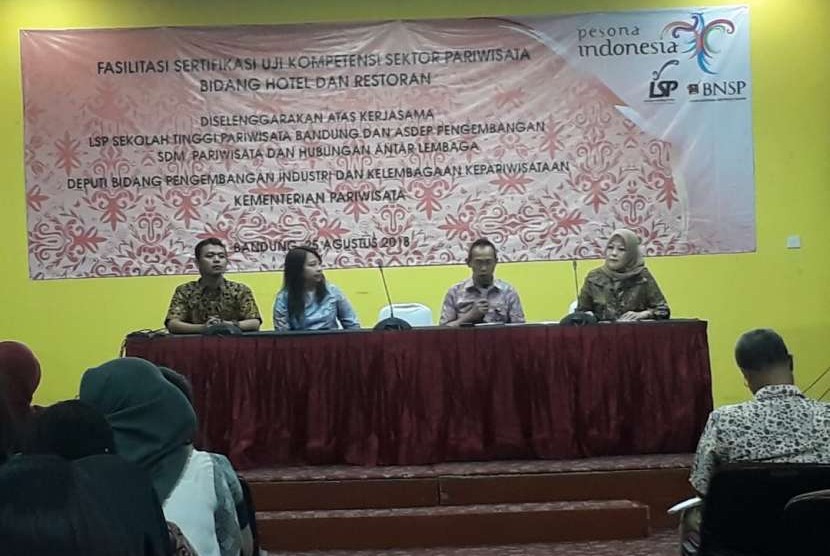 Sekolah Tinggi Pariwisata (STP)  NHI Bandung menggelar sertifikasi untuk ratusan mahasiswanya.