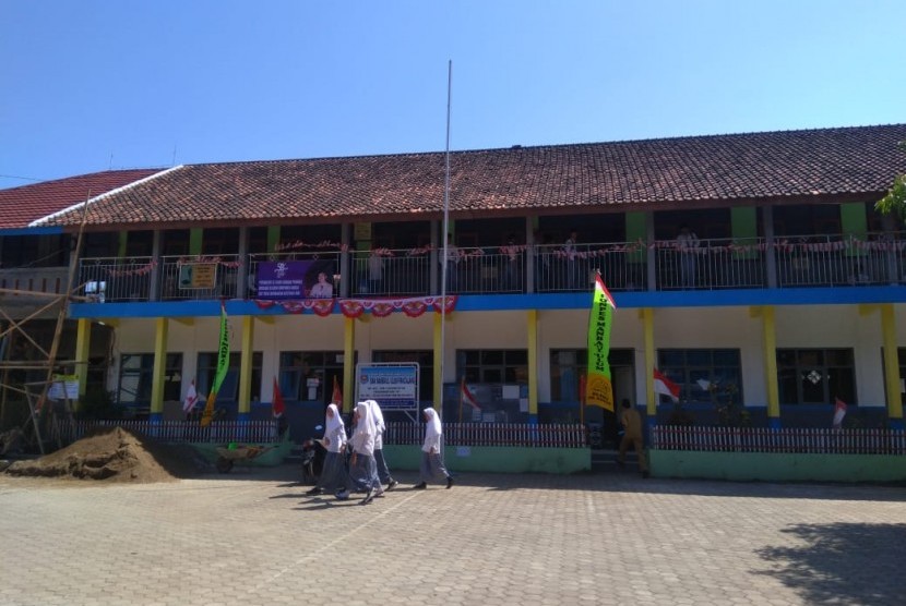 Sekolah Tsanawiyah Ponpes Manbaul Ulum.