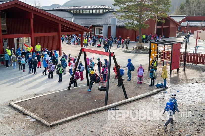 Sekolah Vikasen yang telah dibuka kembali di Trondheim, Norwegia, Senin (27/4). Diterpa isu perlindungan data, aplikasi pelacakan dan jejak Covid-19 di Norwegia akan dihentikan dan dihapus datanya.
