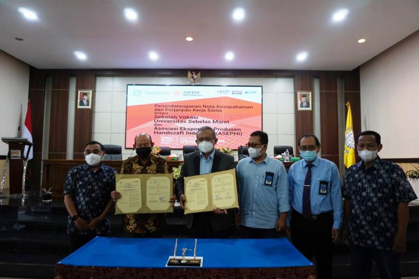 Sekolah Vokasi Universitas Sebelas Maret (UNS) Solo menjalin kerja sama dengan Asosiasi Eksportir dan Produsen Handicraft Indonesia (ASEPHI), Selasa (16/11).