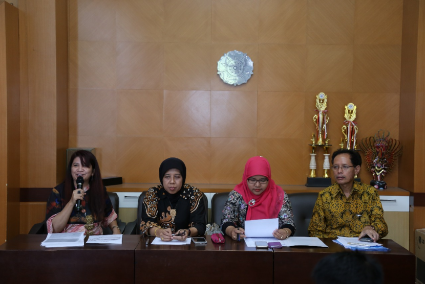 Sekretariat Direktorat PKM Novi Siti Kussuji Indrastuti, Dekan Fakultas Teknologi Pertanian Eni Harmayani, Ketua Panitia Sri Rahayoe, dan Kepala Pusat Studi Pangan dan Gizi Umar Santoso. 