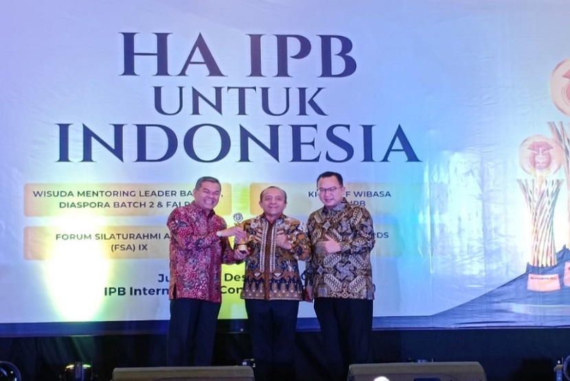Sekretariat Jenderal Kementerian Lingkungan Hidup dan Kehutanan (KLHK) Bambang Hendroyono, mendapat penghargaan dari Himpunan Alumni (HA) Institut Pertanian Bogor (IPB) atas dedikasinya selama lebih dari 35 tahun sebagai birokrat.