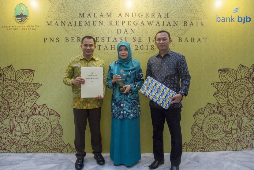  Sekretaris Badan Pendapatan Daerah Provinsi Jabar Drs H Wahyu Mijaya SH MSi (kiri) saat menerima BKD Award 2018 di Gedung Sate, Kota Bandung, Kamis (1/11).