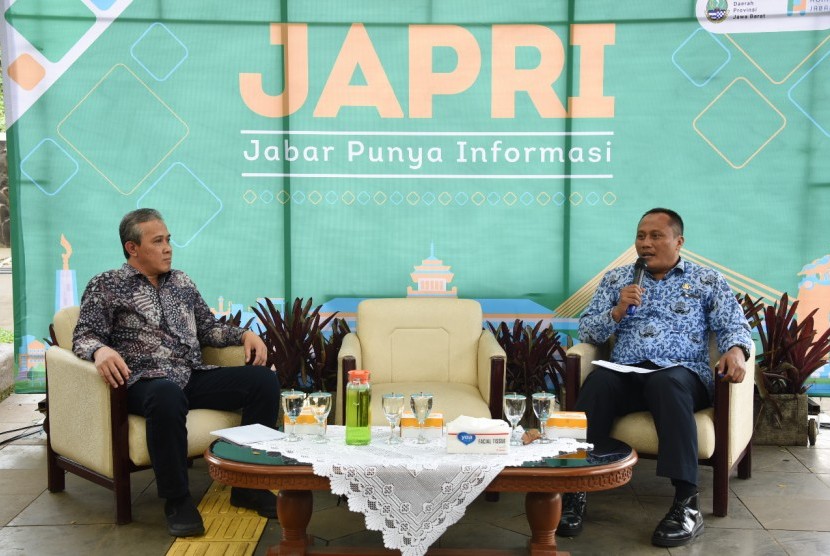Sekretaris Badan Pengelola Keuangan dan Aset Daerah Jabar, Junaedi (batij hita)  dalam Jabar Punya Informasi (Japri) di Gedung Sate, Jalan Diponegoro Kota Bandung